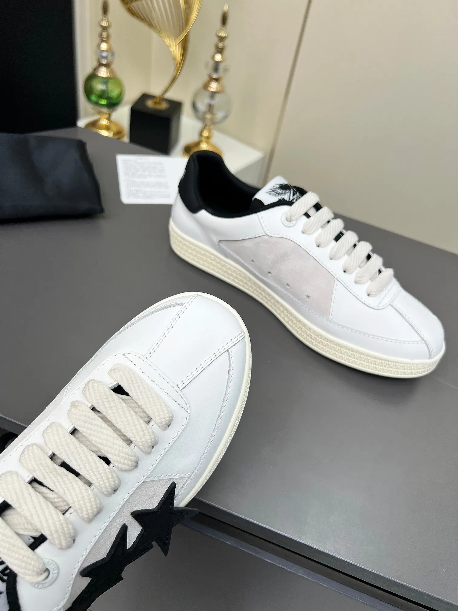 Men's Men's Shoes 💰580 Bone Shoes · AMIRI Skel-Top AMIRI 🔥 launches a new "ThePacific" series of low-top casual sports moral training shoes in the early spring of 2025. This iconic shoe covers men's and women's shoes, drawing inspiration from the brand's classic sports style and elegantly integrating West Coast style. "The Pacific" contrasting five-pointed star series is rooted in Amiri's unique California genes, showing the freedom and leisure atmosphere of the West Coast. This series launches two styles that incorporate the brand's iconic elements: the leather version is made of pure white leather with a same-color sole, and is embellished with star patterns on the side of the shoe, just like the bright starry sky of California. The black and ocean blue colors are shared by men and women, and there is also a red star model exclusive for men and a light pink star model exclusive for women. The suede model is decorated with the brand's classic bone pattern on the side of the shoe. The rubber sole and suede fabric complement each other. The color scheme covers black, chocolate and sand, and is suitable for both men and women. Made of imported cowhide and decorated with bone pieces on the sides of the upper, it is novel and unique and has a good three-dimensional effect! High-density breathable mesh lining + original molded TPU outsole 🙏 Recommended by celebrities, bloggers and internet celebrities, 🚵🏻 an indispensable item for shopping, partying and traveling. One of the most unmissable sneakers in 2025 ✦Color: 10 colors available ✦Size: Women’s size 35--40 ✦Size: Men’s size 39--45